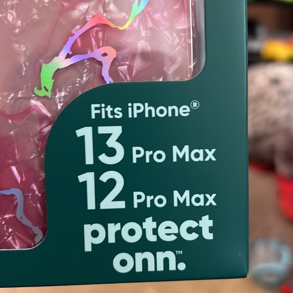 protect onn. iphone 13 and 12 pro max - Picture 2 of 3